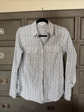 Express White and Blue Geometric Button-Down Shirt in cotton